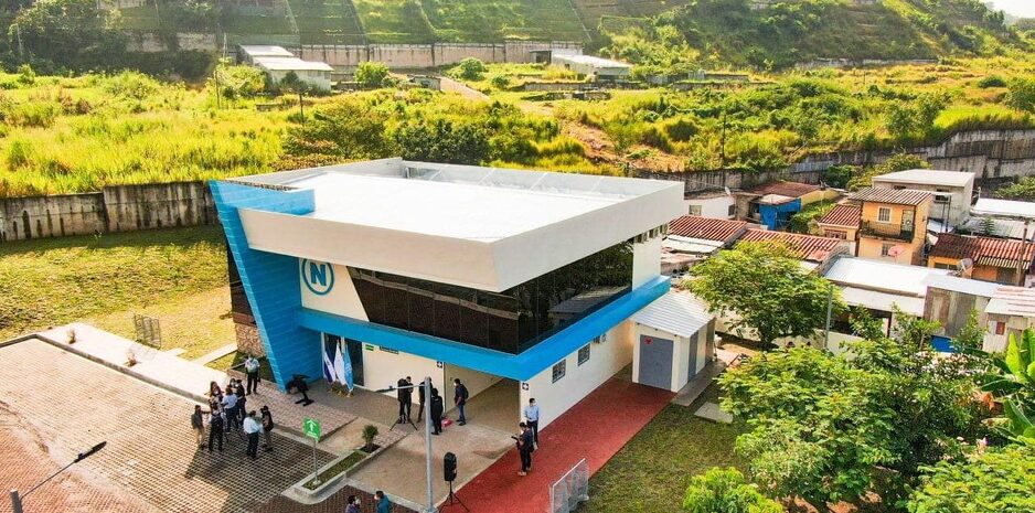 Nuevo Cuscatlan - karakteristična plava boja na objektima i logo