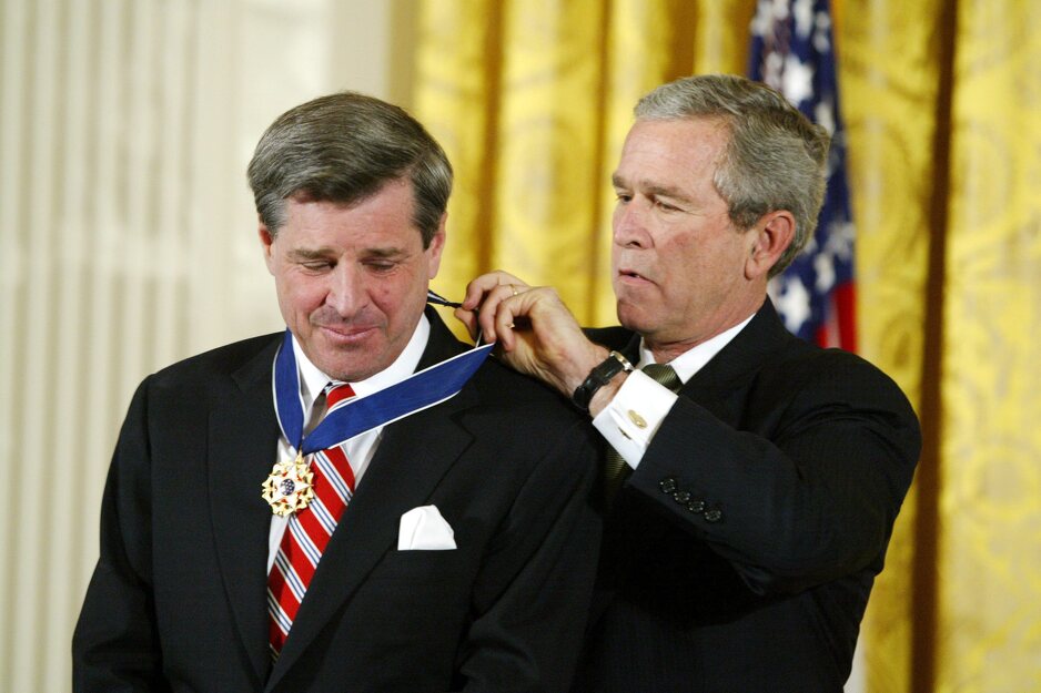 George Bush mlađi ga odlikovao Predsjedničkom medaljom za slobodu (Foto: EPA-EFE)