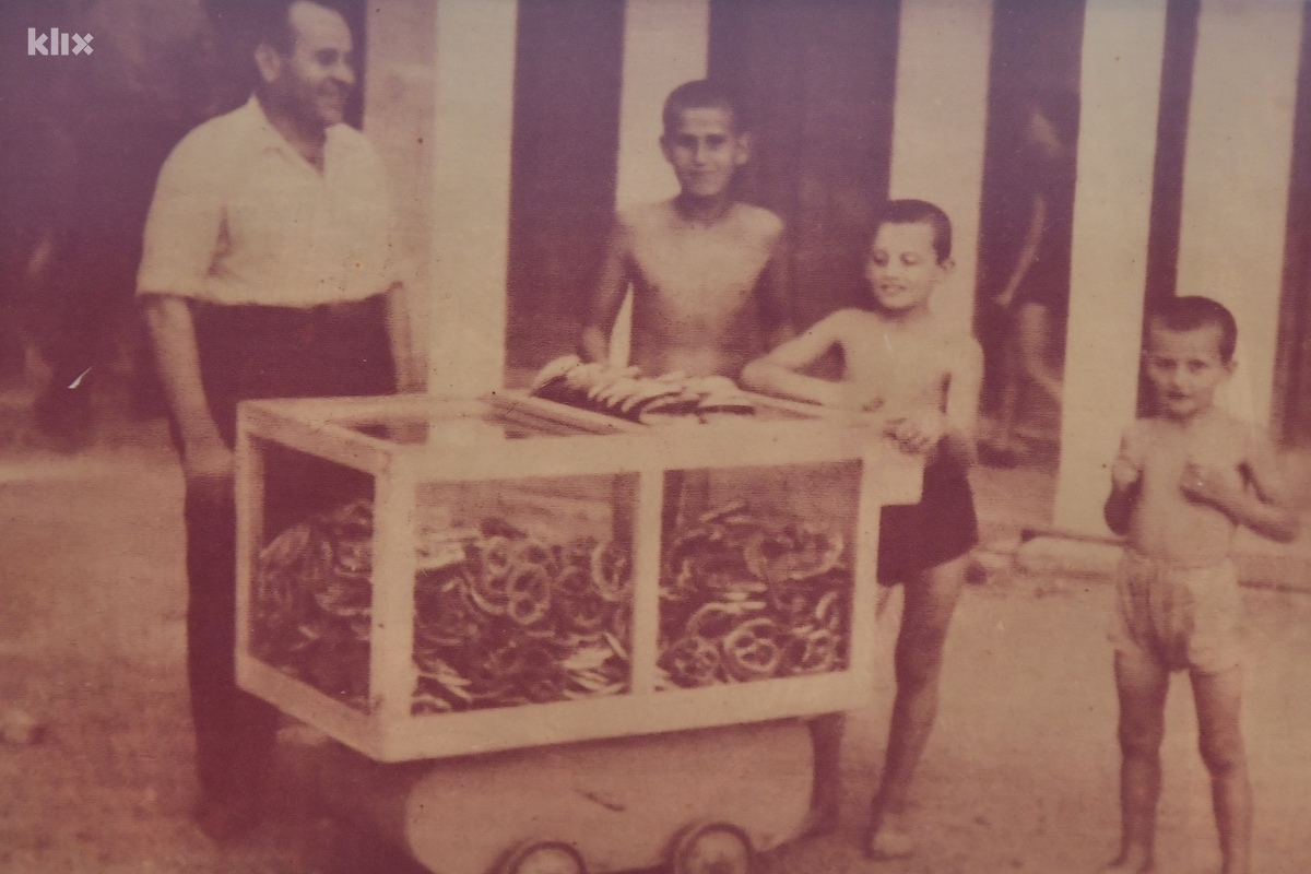 Sedmogodišnji Mehmed (drugi s desna) s amidžom prodaje perece na Ilidži (Foto: I. Š./Klix.ba)