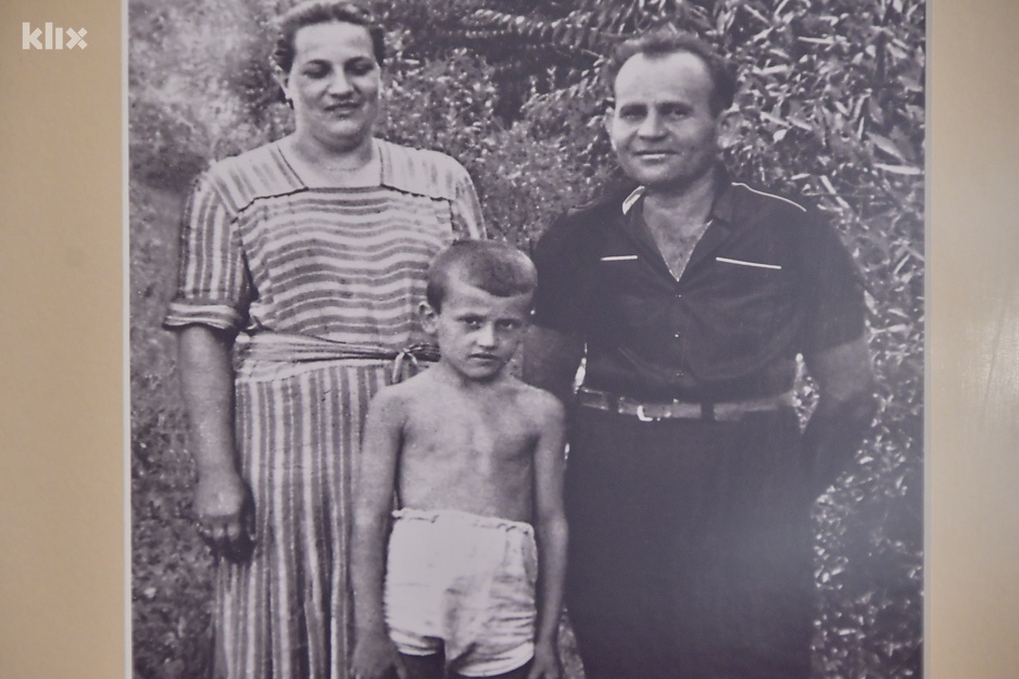 Mehmed sa strinom Sabahetom i amidžom Muharemom, od kojih je naslijedio pekaru (Foto: I. Š./Klix.ba)