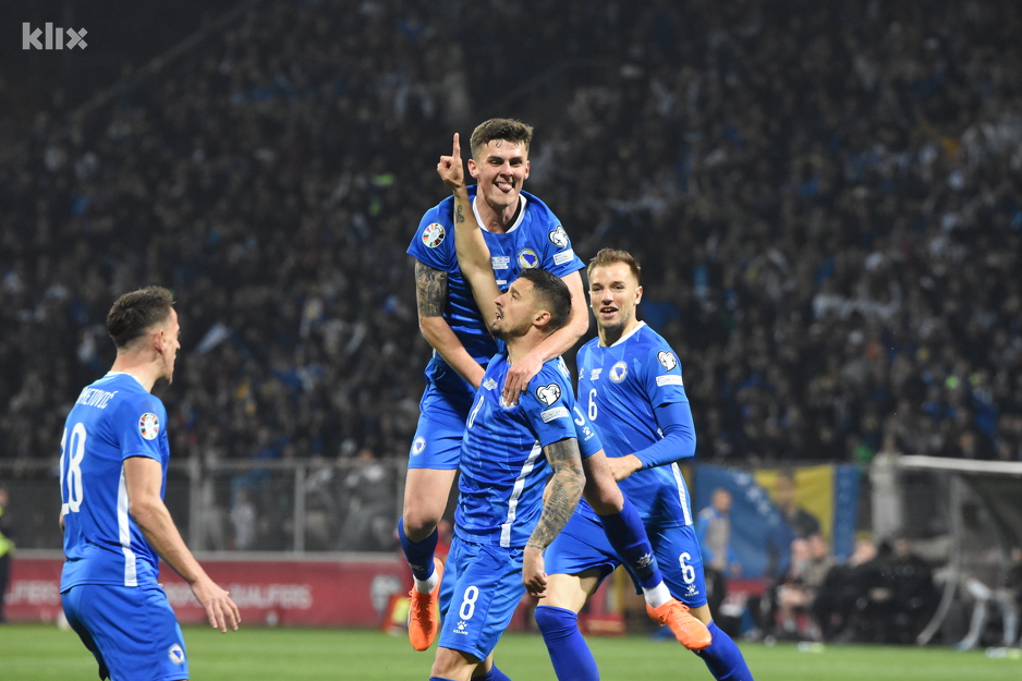 Tahirović u slavlju sa Krunićem i saigračima (Foto: E. M./Klix.ba)