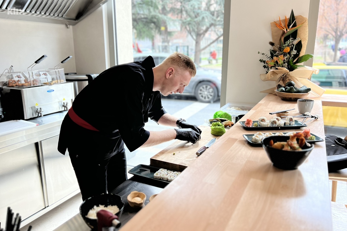 Kenan Hasković je već godina sushi majstor (Foto: D. S./Klix.ba)