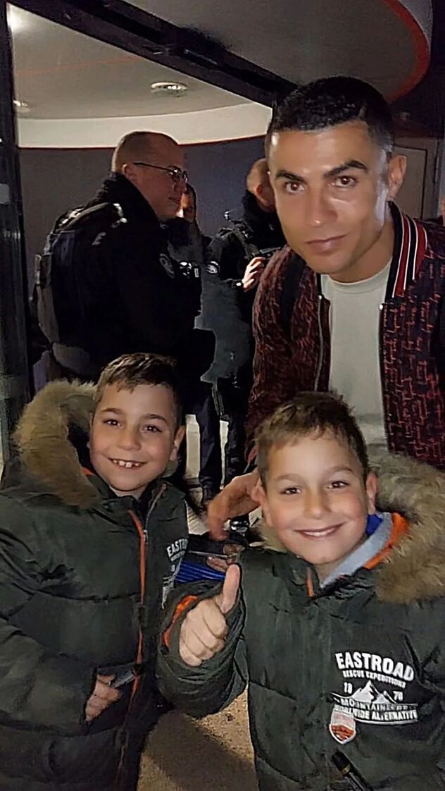 Blizanci Eliyas i Aaron Schmidt sa svojim velikim idolom Cristianom Ronaldom (Foto: Bild / privatna arhiva)