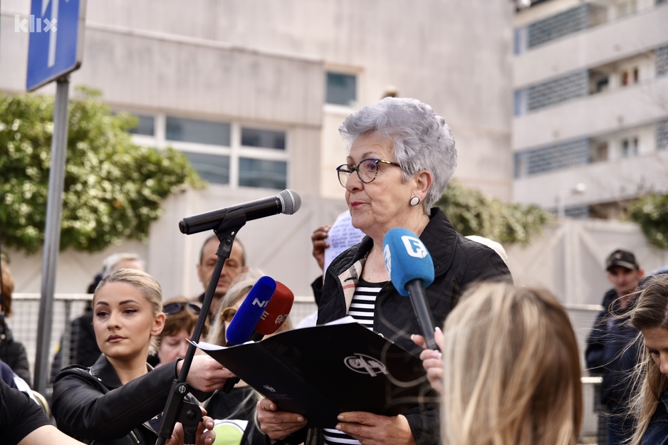 Azra Zornić se obraća okupljenim građanima (Foto: T. S./Klix.ba)