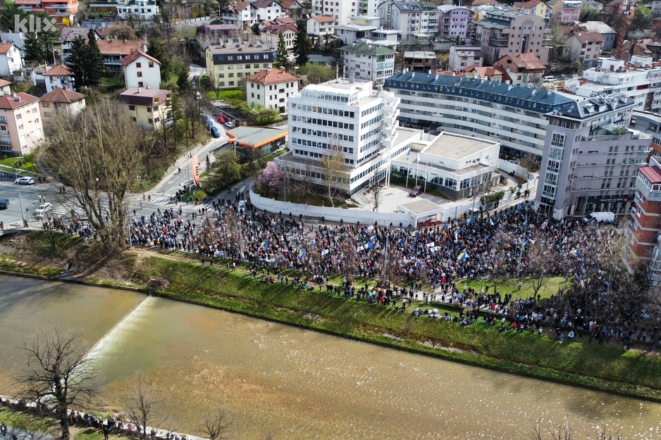 Hiljade ljudi je ispred OHR-a na protestima (Foto: I. L./Klix.ba)