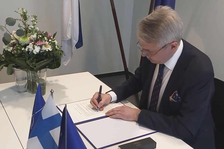 Trenutak kada je Haavisto potpisao dokument o pristupanju (Screenshot: Yle.fi)