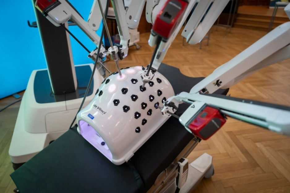 Hirurzi koriste konzolu za upravljanje robotom (Foto: David Bohmann)