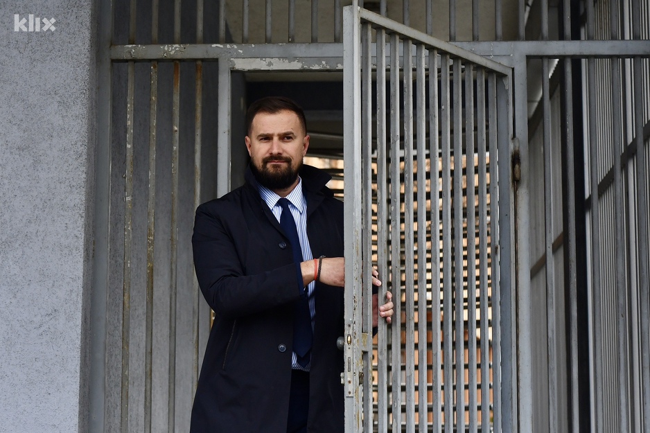 Fikret Hodžić izlazi iz zgrade suda nakon presude (Foto: T. S./Klix.ba)