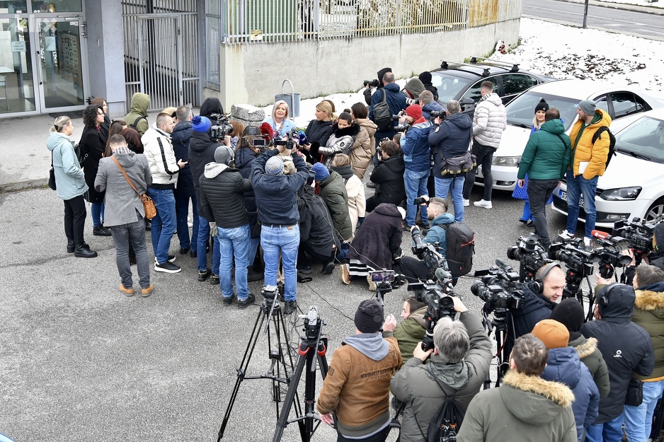 Obraćanje advokata prvostepeno osuđenih novinarima nakon donošenja prvostepene presude (Foto: T. S./Klix.ba)