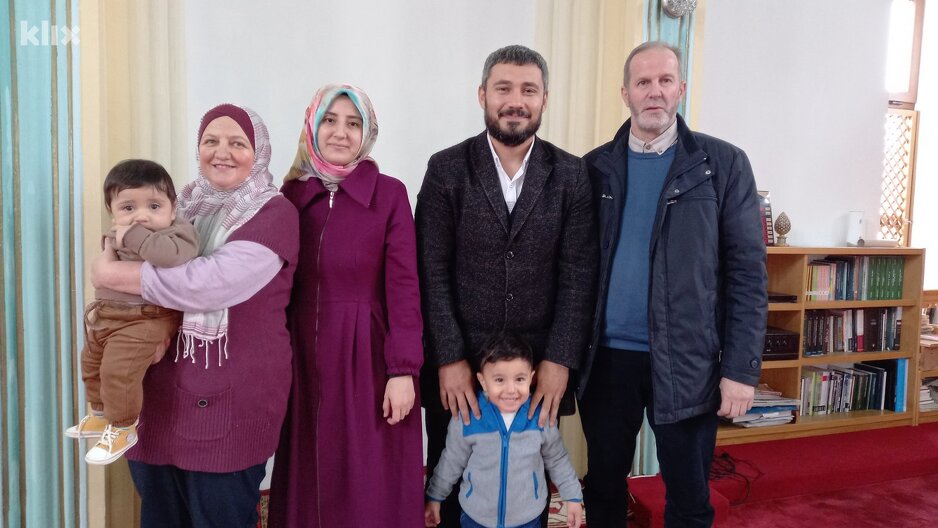 Hafiz Harun sa porodicom u Goraždu (Foto: E. A./Klix.ba)