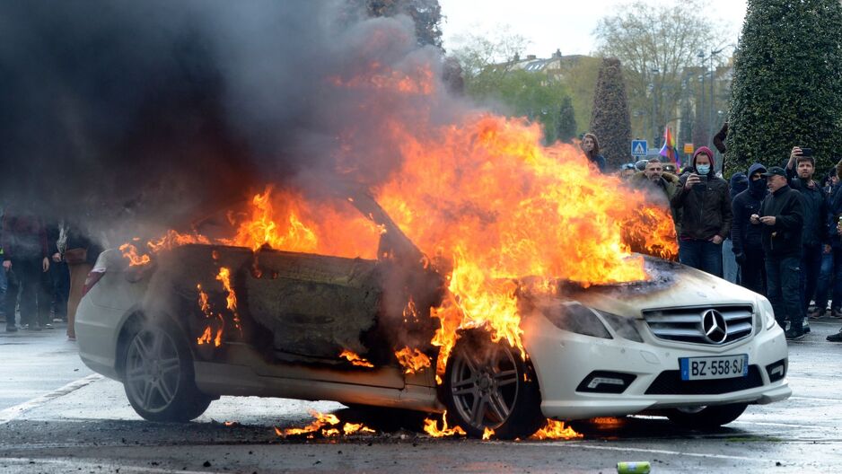 Zapaljeni Mercedes u Rennesu