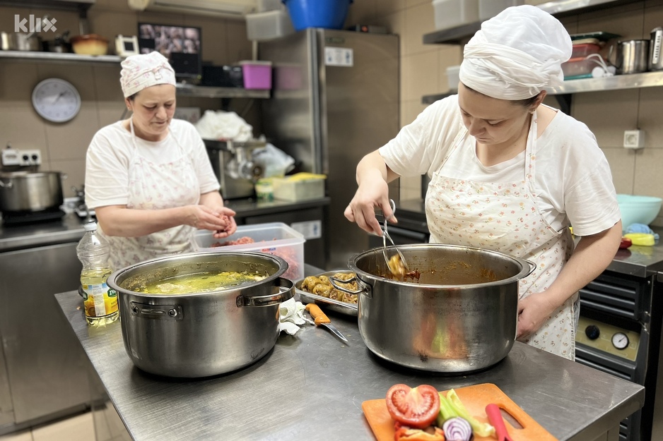 Vrijedne kuharice tokom priprema za iftar (Foto: D. S./Klix.ba)