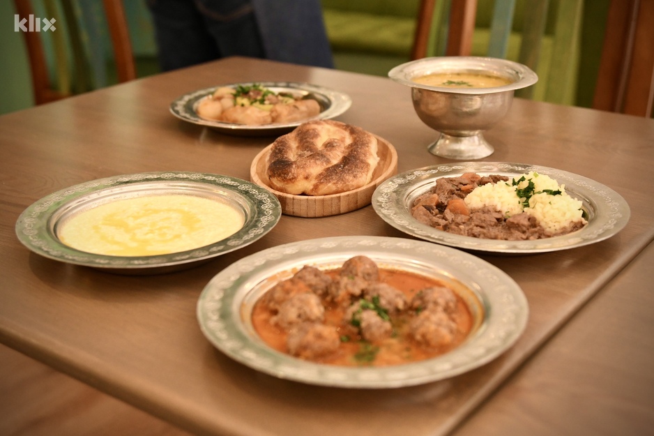 Ljudi tokom iftara vole kombinovati jela (Foto: D. S./Klix.ba)