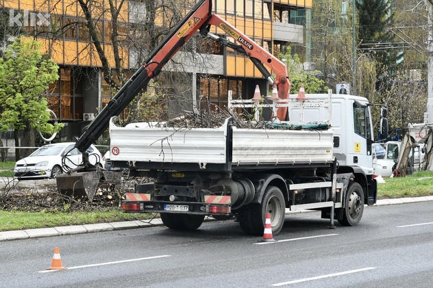Posječen drvored uz tramvajsku prugu u Novom Sarajevu (Foto: D. S./Klix.ba)