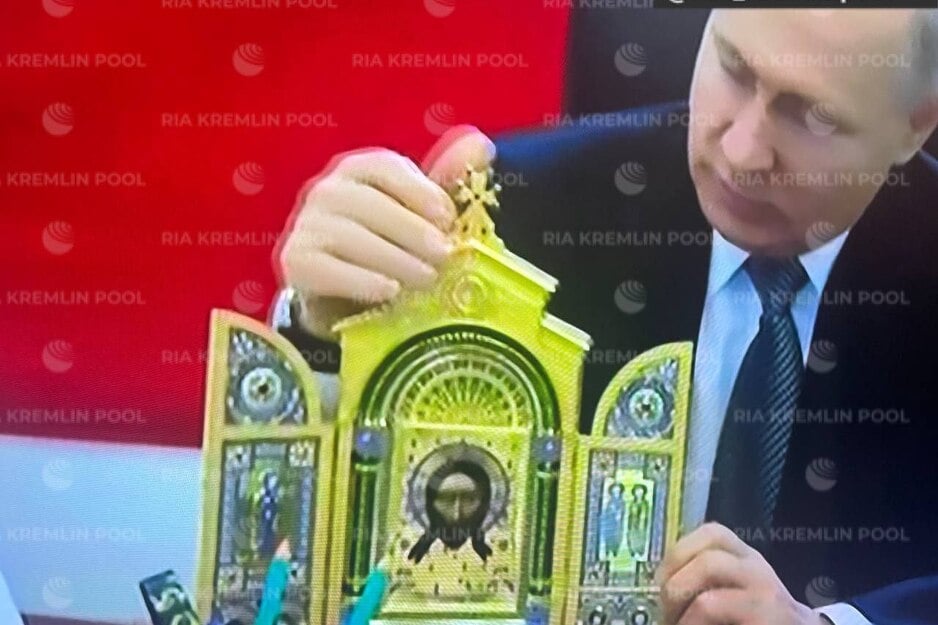 Putin sa zlatnom ikonom