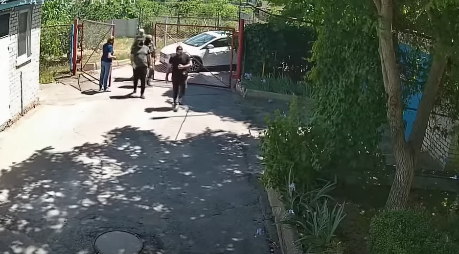 Trenutak kada Rusi ulaze u školu (Screenshot: Sky News)