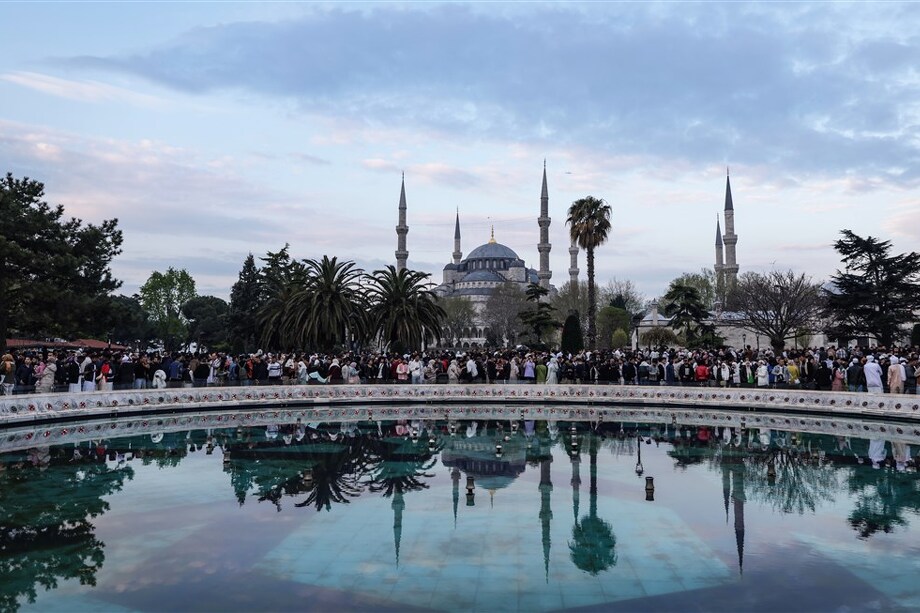 Proslava Bajrama ispred Plave džamije u Istanbulu (Foto: EPA-EFE)