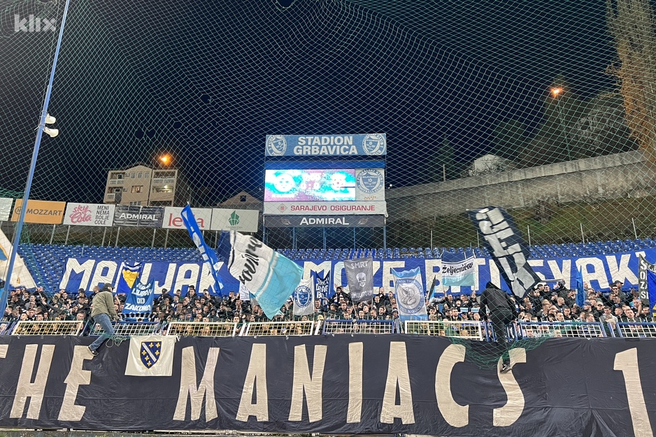 Manijaci pomjerili kop sa stolica na stepenice (Foto: I. Š./Klix.ba)