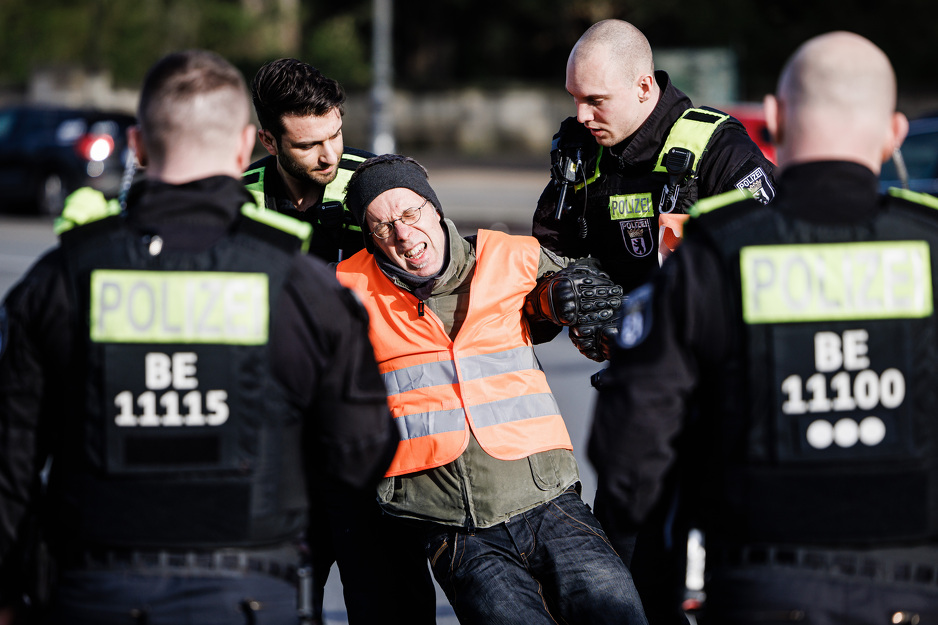 Na ulicama je i veliki broj policajaca (Foto: EPA-EFE)