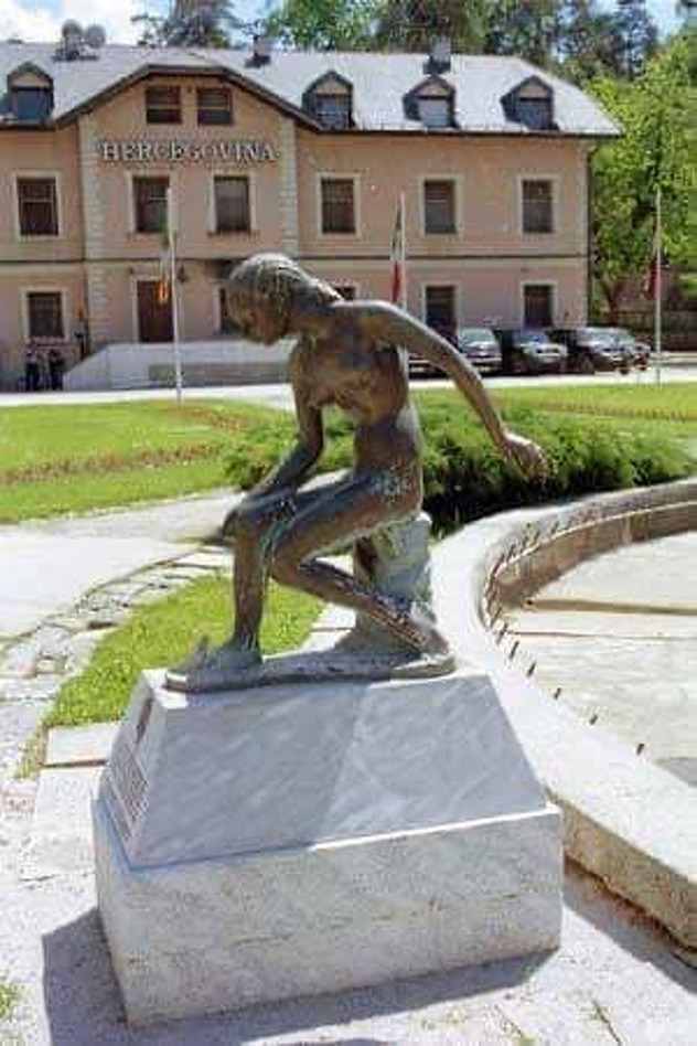 Nestala skulptura Pučanska Pjevačica