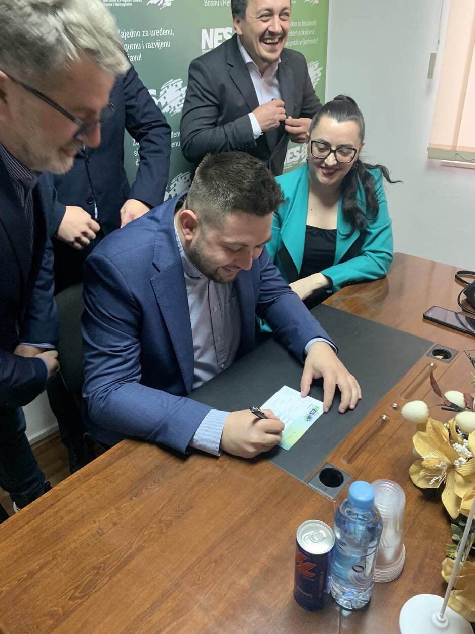 Kenan Uzunović potpisuje pristupnicu NES-u