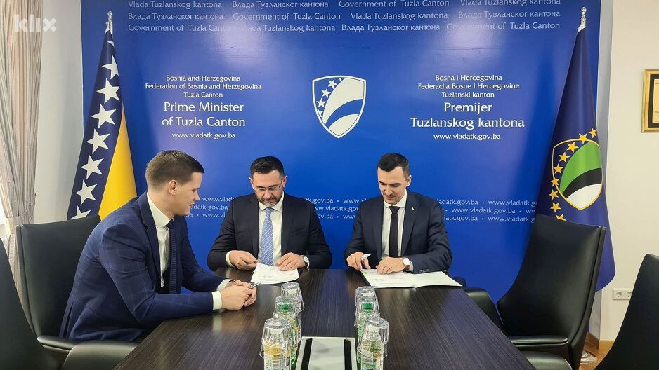 Detalj tokom potpisivanja sporazuma (Foto: Vlada TK)