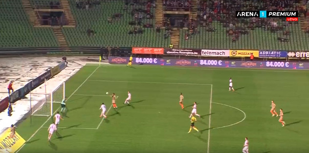 Renan je odlično šutirao glavom, ali je lopta pogodila prečku (Foto: Screenshot/Arena Sport)