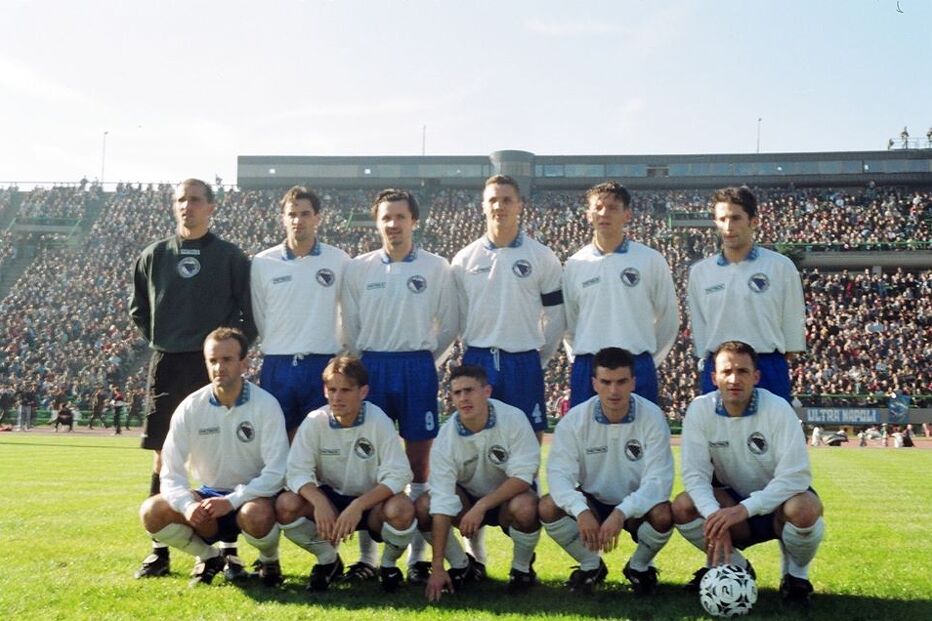 Svojevrsna ostavština zastave RBiH su bijeli dresovi nogomentne reprezentacije