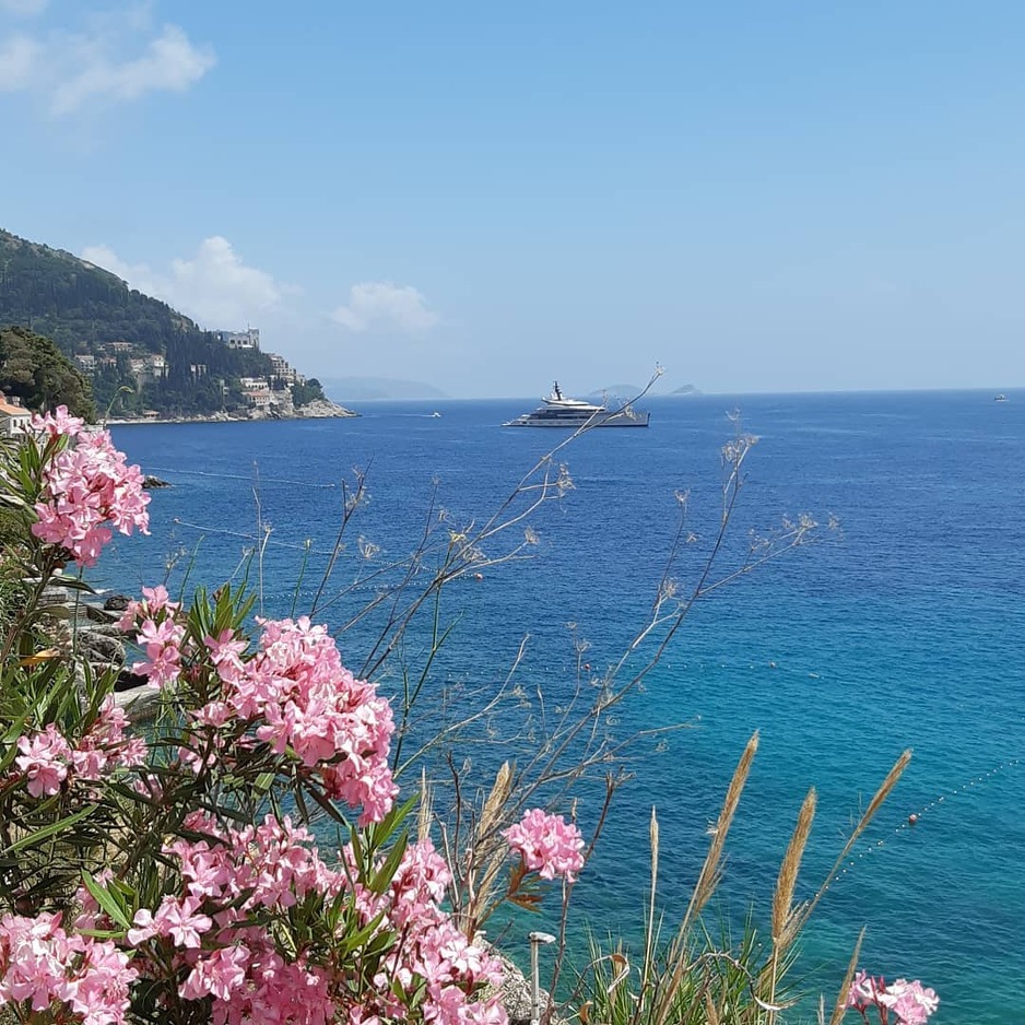 Nerazvikana plaža na Pelješcu (Foto: Instagram/kamfree_)