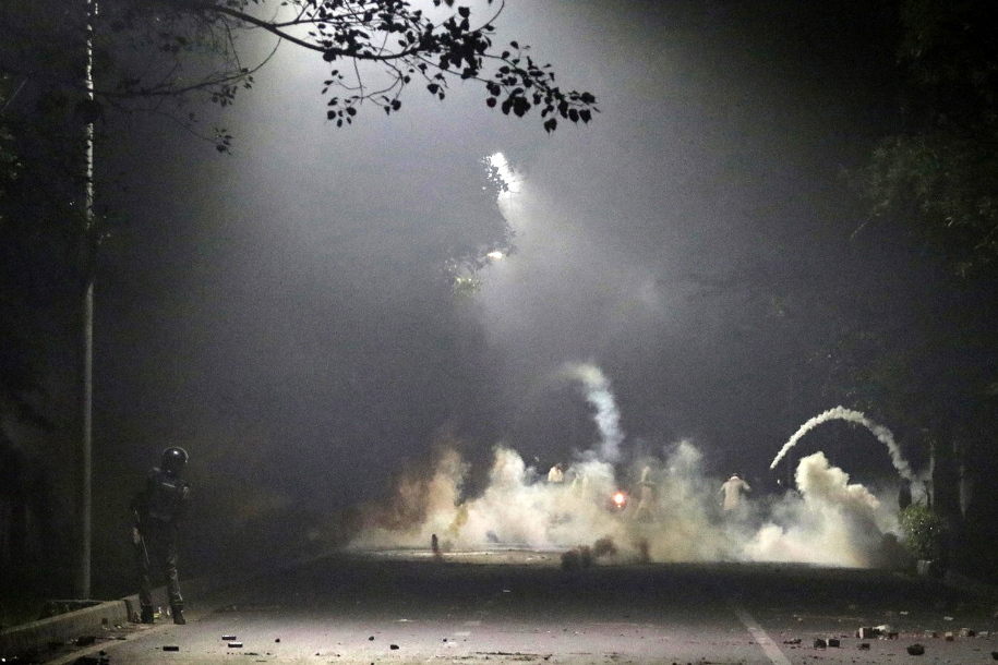 Khanove pristalice u sukobu s vojskom (Foto: EPA-EFE)