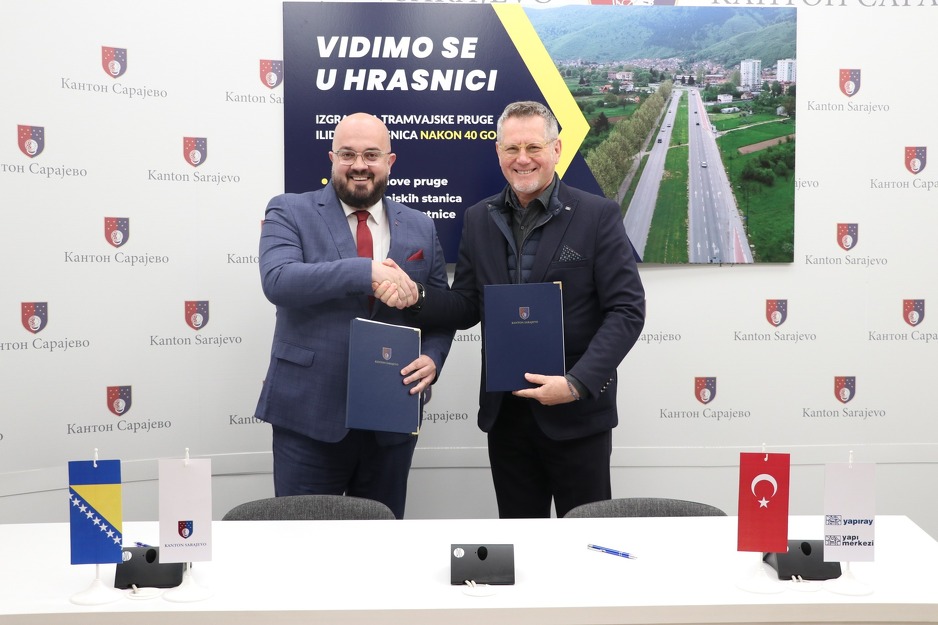 Potpisivanje ugovora (Foto: Vlada KS)