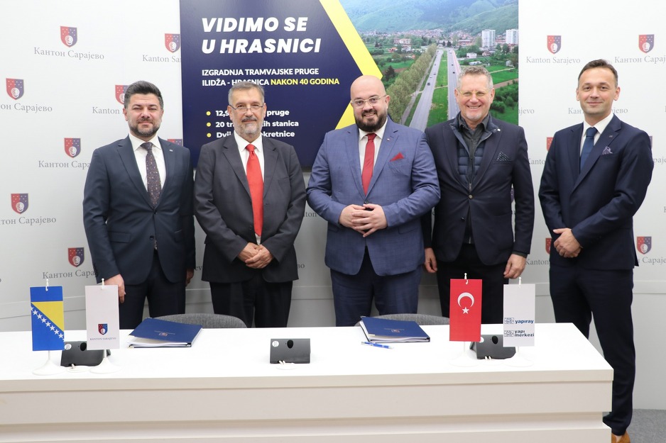 Potpisivanje ugovora (Foto: Vlada KS)