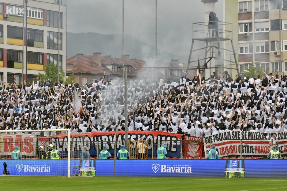 Svi navijači Zrinjskog su okrenuli leđa tokom intoniranja himne BiH (Foto: T. S./Klix.ba)
