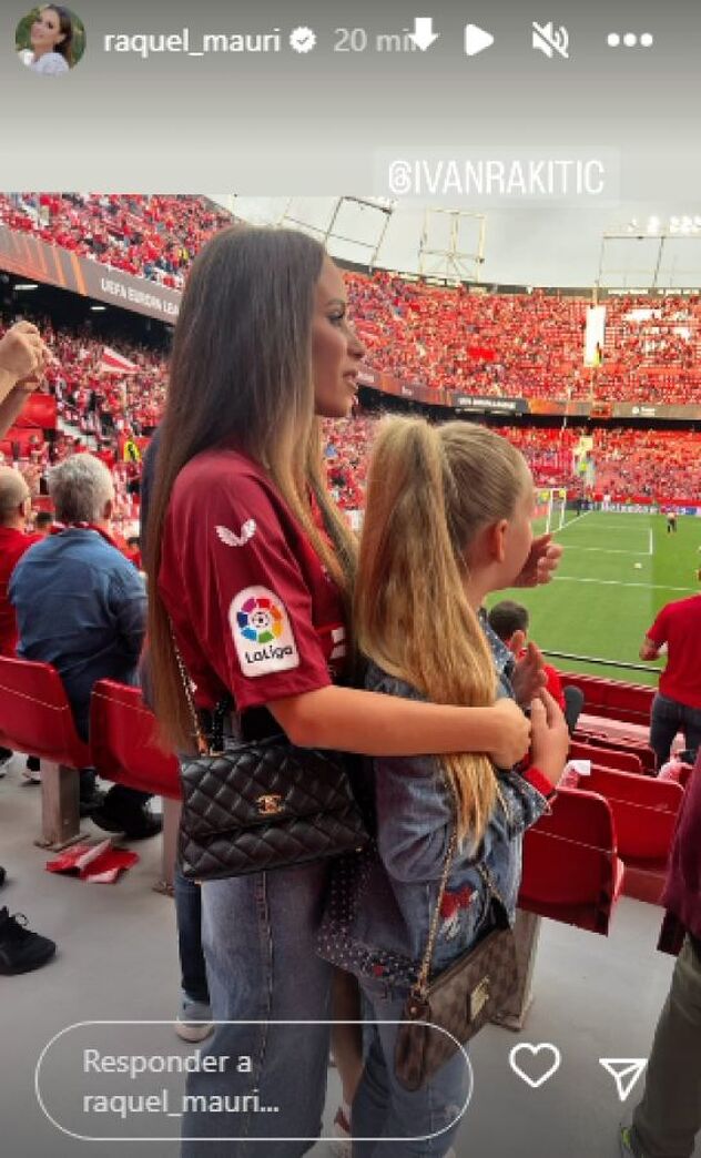 Rakitićeva supruga s kćerkom na utakmici protiv Juventusa (Foto: Screenshot)