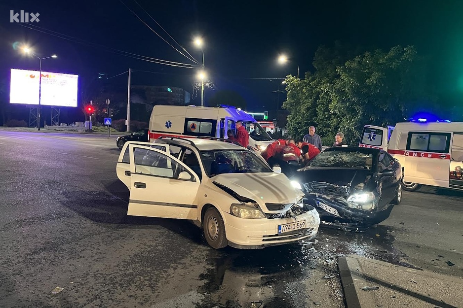 Službenici SHMP povrijeđenima ukazuju pomoć (Foto: Čitatelj)