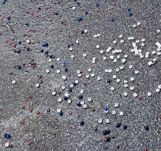 Na ulici su ostale rasute perle od narukvica (Foto: Facebook)