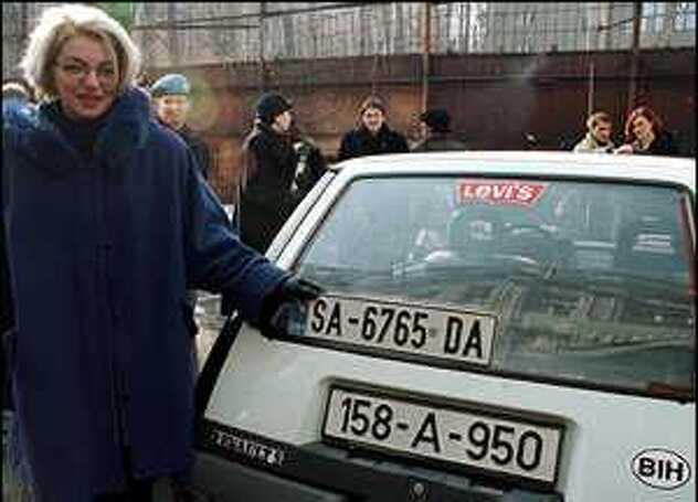 Ismira Tahirović iz Sarajeva s prvim automobilom s novim bosanskohercegovačkim tablicama.