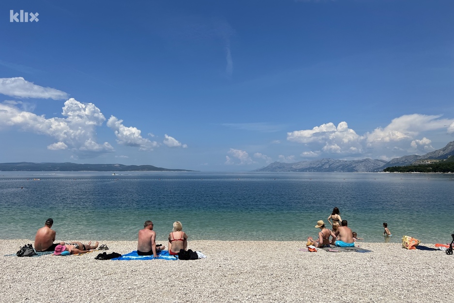 Turisti i mještani uživaju u prvim zrakama sunca (Foto: I. Š./Klix.ba)