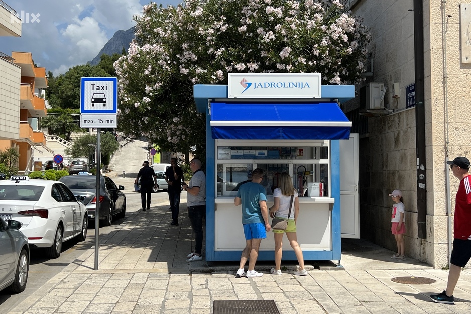 Iz Makarske lokalne brodske linije vode ka Sumartinu na Braču (Foto: I. Š./Klix.ba)