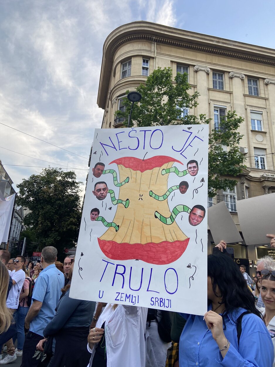 Zanimljiv transparent na skupu