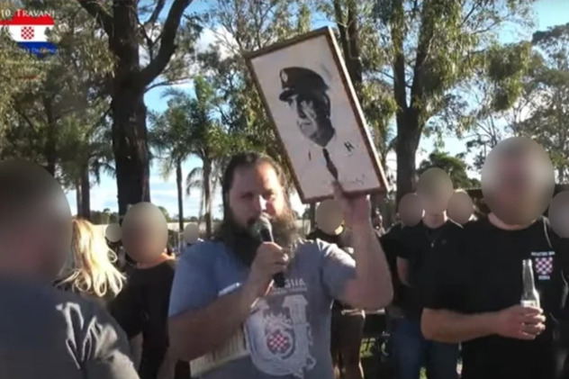 Proslava stvaranja nacističke države Hrvatske u zapadnom Sydneyu u Hrvatskom klubu Bosna ove godine. Predsjednik kluba Adam Glavaš drži portret Ante Pavelića iz Drugog svjetskog rata