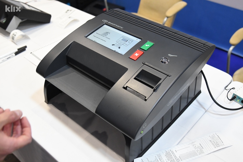 Skener gdje se ubacuje glasački listič na kojem se provjerava da li je pravilno glasano (Foto: D. S./Klix.ba)