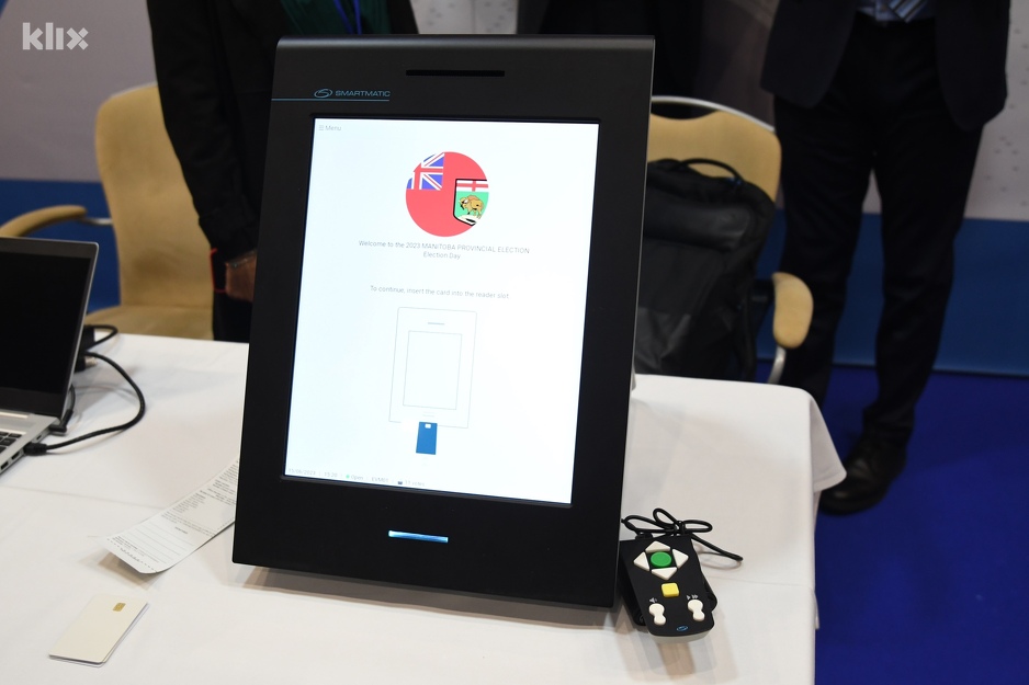 Aparat za provjeru otiska prsta, ali i za pomoć za osobe sa poteškoćama (Foto: D. S./Klix.ba)