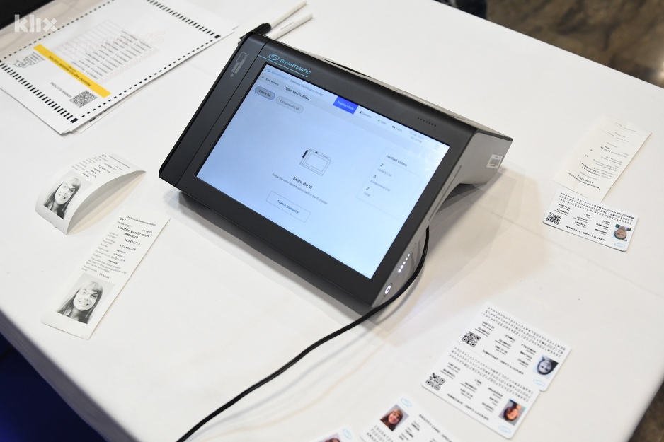 Aparat za provjeru ličnih dokumenata (Foto: D. S./Klix.ba)