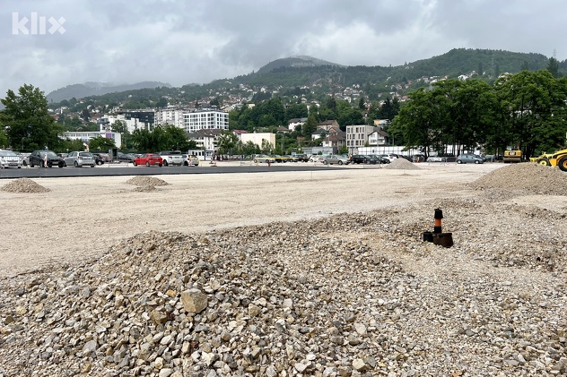 Kompanija Bosman ima plan na ovoj lokaciji graditi poslovno-stambenu zgradu sa podzemnom garažom (Foto: D. S./Klix.ba)
