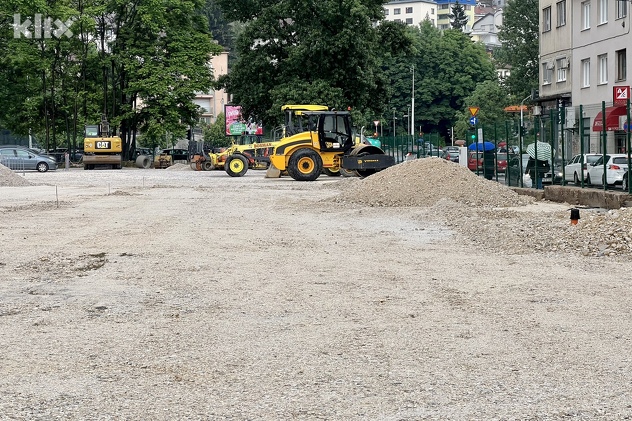 Na parkingu će biti posebno mjesto sa punionicama za električna vozila (Foto: D. S./Klix.ba)