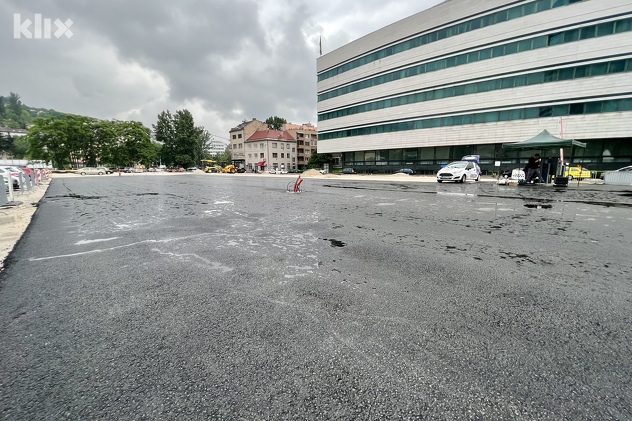 Dio parkinga asfaltiran (Foto: D. S./Klix.ba)