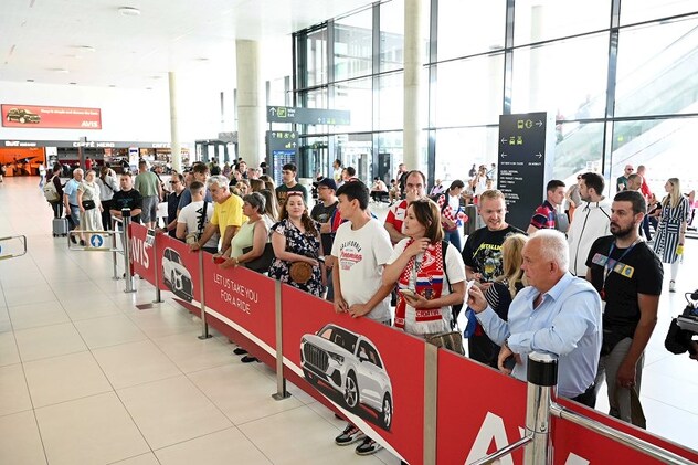 Ne više od 20 navijača dočekalo je igrače Hrvatske na aerodromu (Foto: Index.hr)
