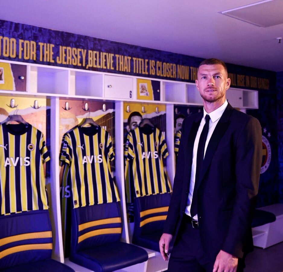 Džeko u svlačionici svog novog kluba (Foto: Fenerbahce SK)