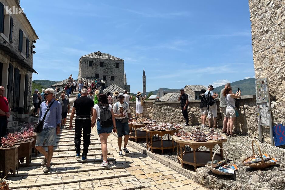 Sezona u Mostaru je počela, turisti su ga preplavili (Foto: I. B./Klix.ba)